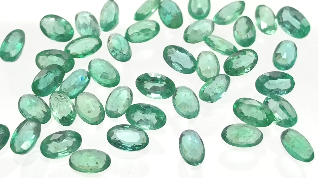 天然エメラルド 0.999ct 緑色 オーバルカット 天然グリーン