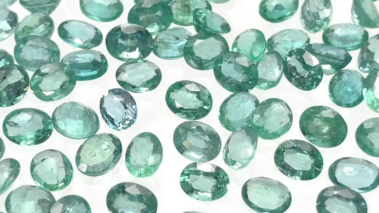 ザンビア産エメラルド ルース オーバルファセットカット5×3mm 1粒