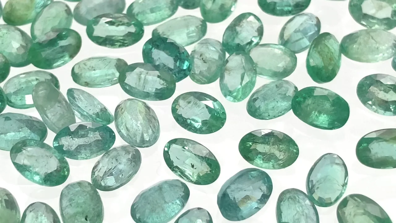 ザンビア産エメラルド ルース オーバルファセットカット6×4mm 1粒