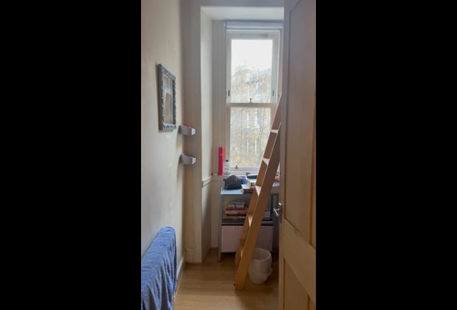 A central double bed room next to Meadows !  Main Photo