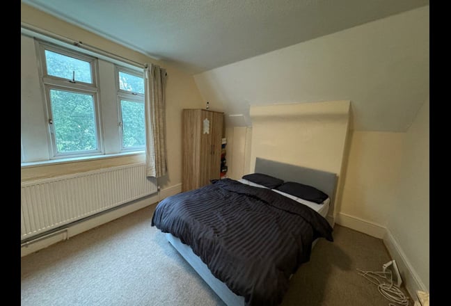 Huge 2 Bedroom Flat - in Zone 2 Shepherd Bush Main Photo