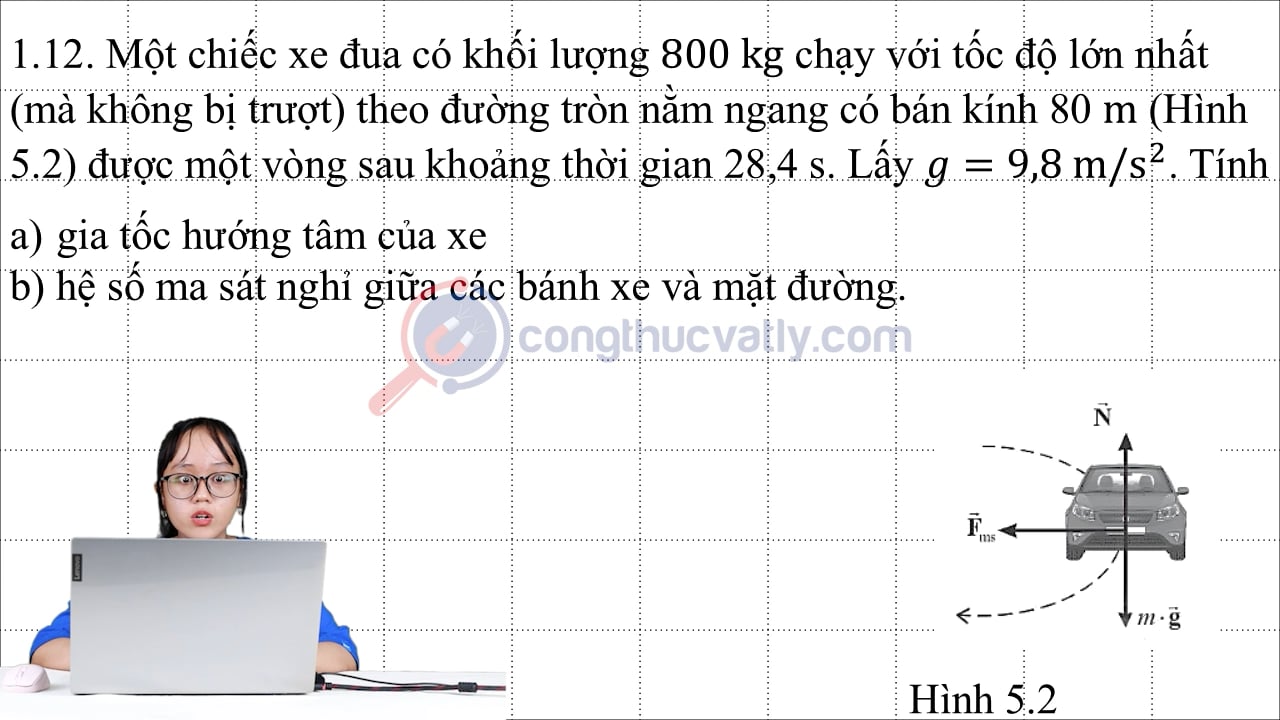 Một chiếc xe đua có khối lượng 800 kg chạy với tốc độ lớn nhất (mà không bị trượt) theo đường tròn nằm ngang có bán kính 80 m được một vòng sau khoảng thời gian 28,4 s.
