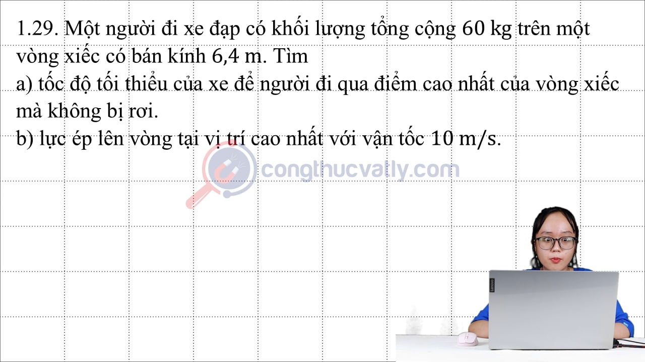 Một người đi xe đạp có khối lượng tổng cộng 60 kg trên một vòng xiếc có bán kính 6,4 m.