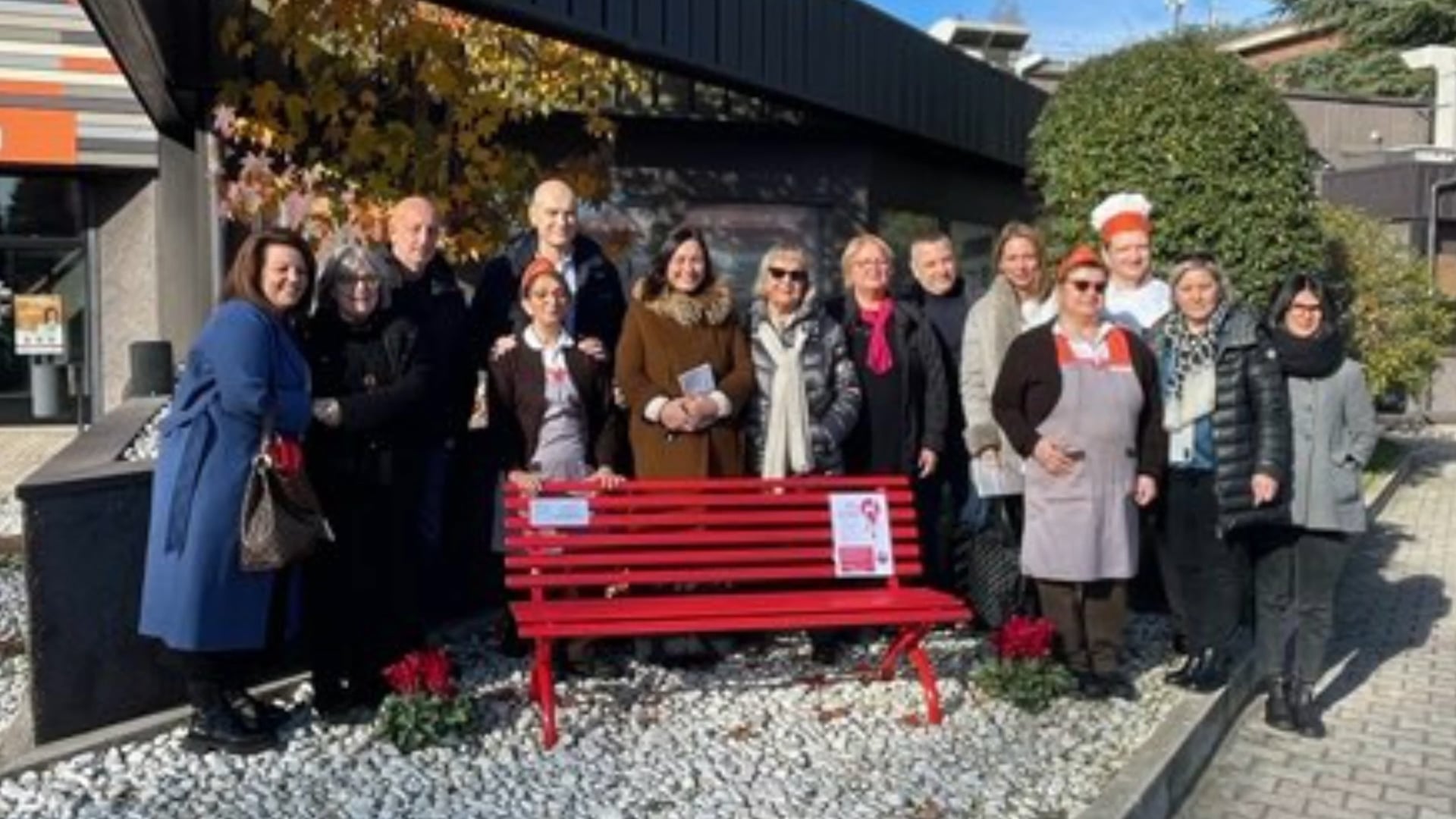 Violenza alle donne, le simboliche panchine rosse installate da CAMST