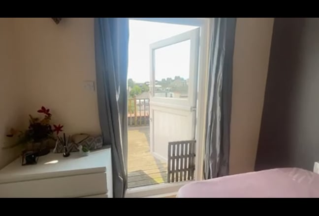 Room with Private En-Suite and Balcony. Bills Inc Main Photo