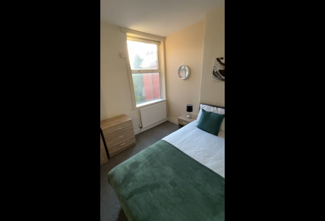 Double and single rooms to rent in newly refurbish Main Photo