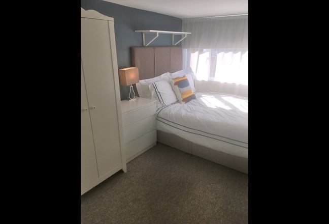 Bright large double en suite room in female house Main Photo