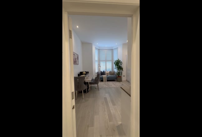 Stylish & renovated flat in Chelsea /own bathroom  Main Photo