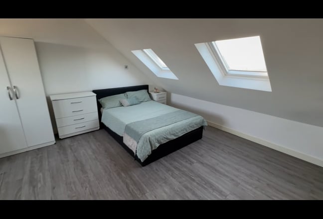 Newly Refurbished Double en-suite room in Morden Main Photo