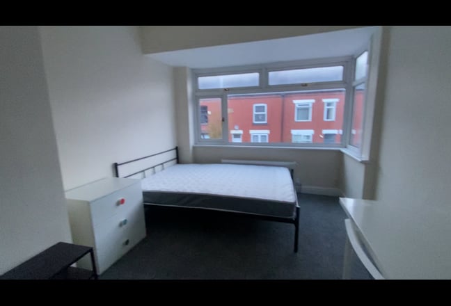  Large  Rooms  in  Failsworth  -  M35 Main Photo