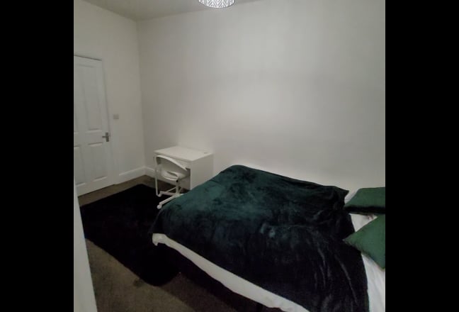 New room available in Prime Location! Main Photo