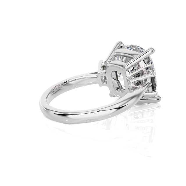 Maßgefertigter Trilogie-Ring mit einem Diamanten im Kissenschliff