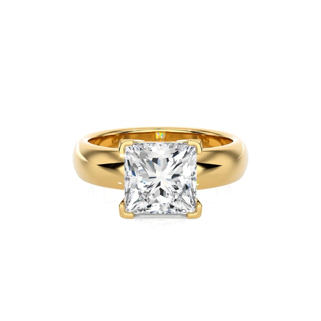 個性化定製三石戒指，主鑽為公主方形鑽石。