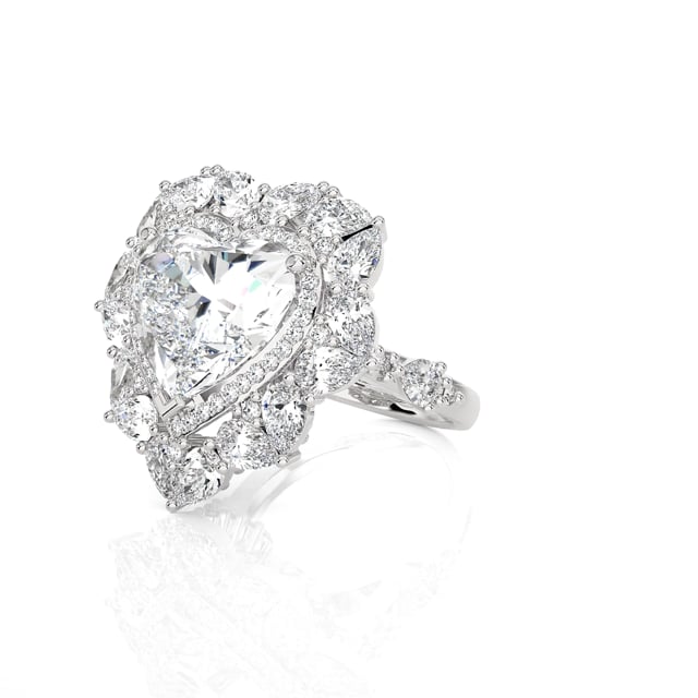 Maßgefertigter Entourage-Ring mit einem herzförmigen Diamanten