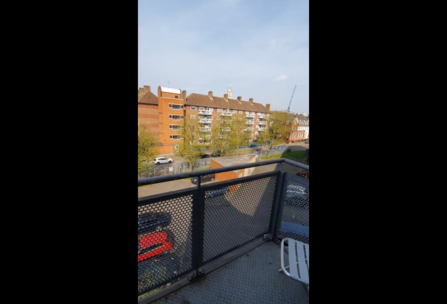 Large bedroom with balcony near Canary Wharf  Main Photo