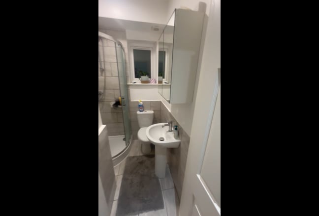 Large Double En Suite All Bills Incl. Main Photo