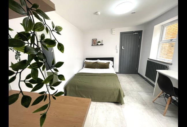 En-suite room near Elizabeth line 🚝 Heathrow ✈️ Main Photo