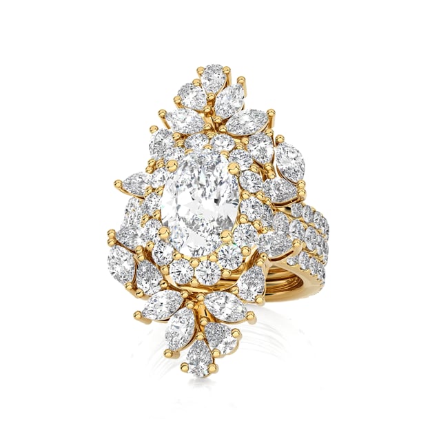 Maßgefertigter Entourage-Ring mit einem ovalen Diamanten