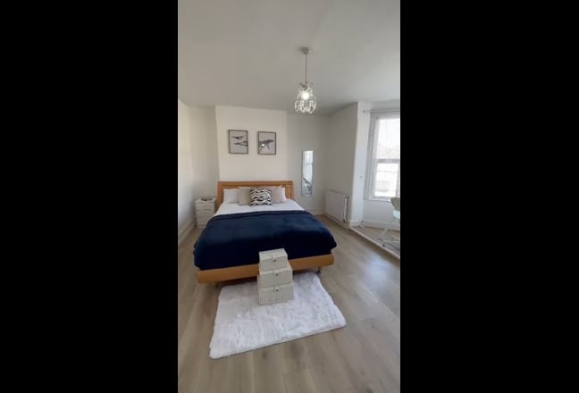  Massive Double Bedroom.  One Person Only   Main Photo