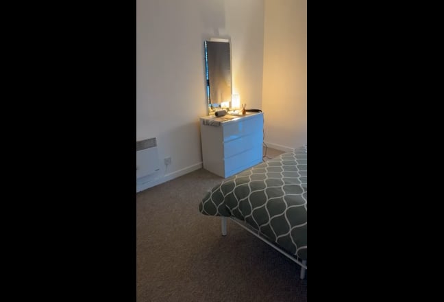 Double room available in finneston, west end Main Photo