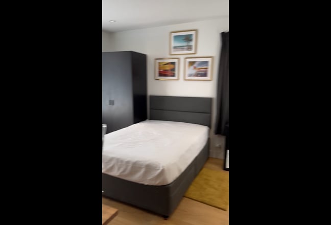 Video 1: Bedroom with bay window