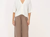 wit vestje beige broek_1