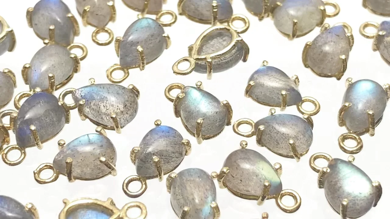 ラブラドライト（産地・マダガスカル） 枠留めペアシェイプ7×5mm 18KGP