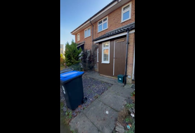 1 bed terraced house in Woking, GU22 Main Photo