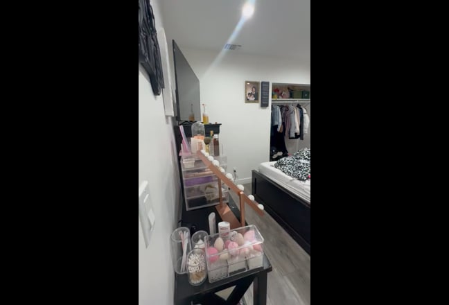 Room for rent in 2 bedroom back house  Main Photo