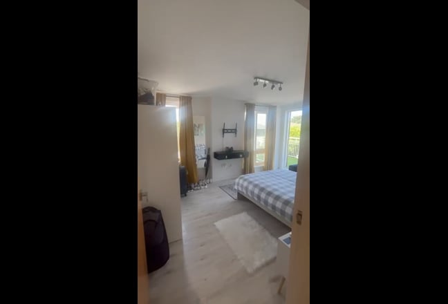 🔥Master Room with Balcony in Bow 🔥 Main Photo