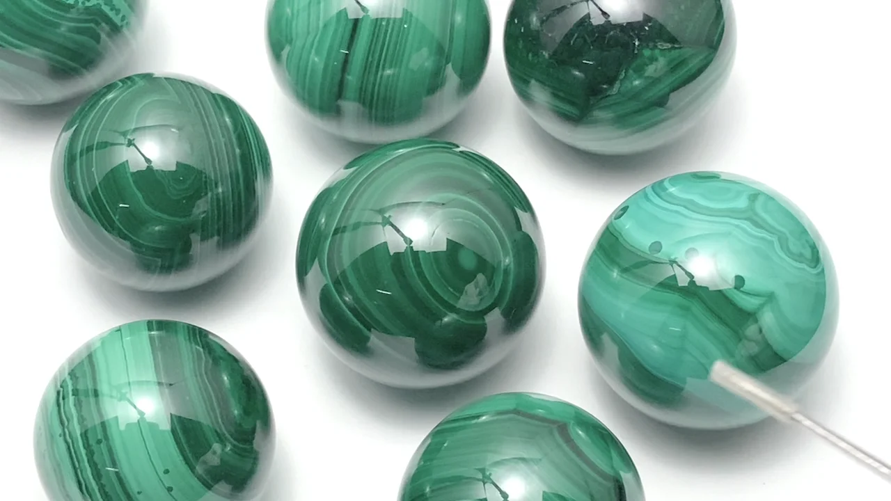 動画】マラカイトAAA スフィア・ラウンド27mm～31mm 1個 - 天然石
