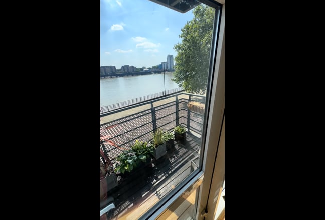 Riverside Room + Balcony 🌅 Isle of Dogs / E14 Main Photo