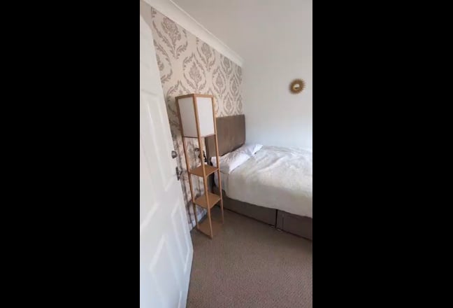 Clean double bedroom. no additional fees. Main Photo