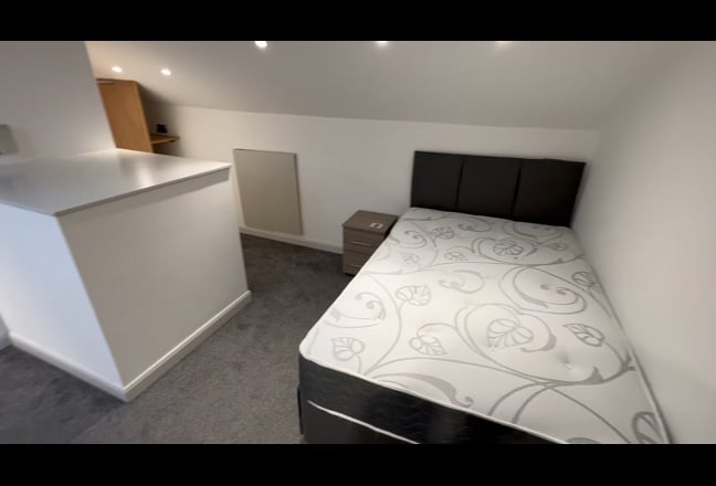 Double Room available to rent Main Photo