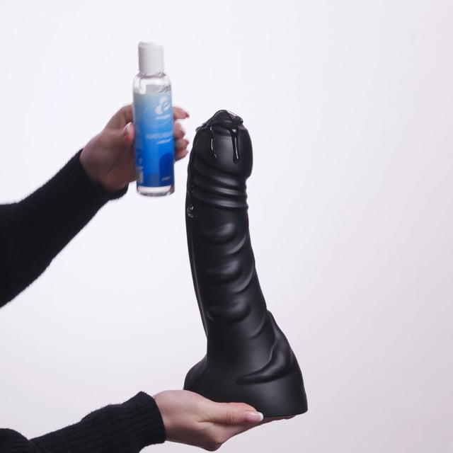 Dildo XXL Black Hawk Curved Buttr