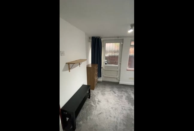 Bills Included Room in Burley - Knowle Avenue Main Photo