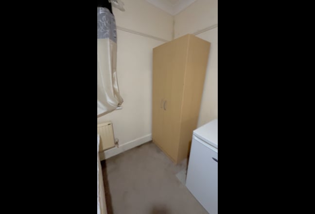 A very spacious double room in a flat Main Photo