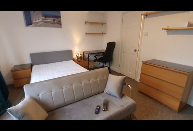 Balcony, Large Ensuite, 3 Mins Walk To DLR Main Photo