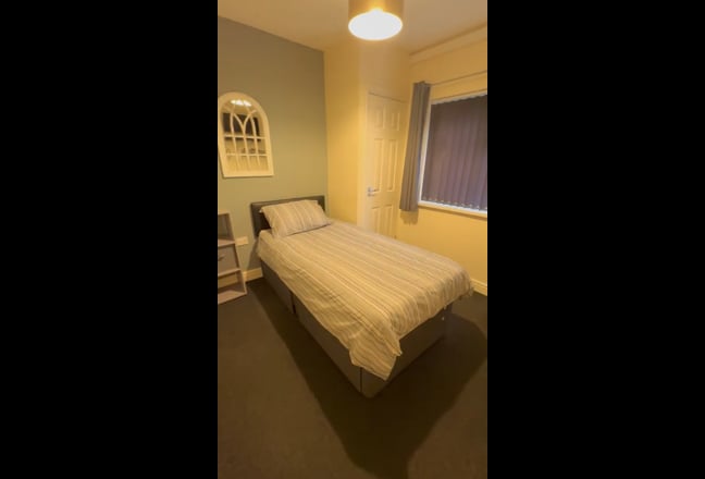 Single room to let inc bills central location  Main Photo