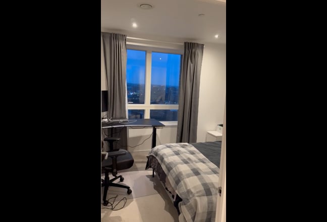 King Size bedroom- Penthouse - City & Thames Views Main Photo