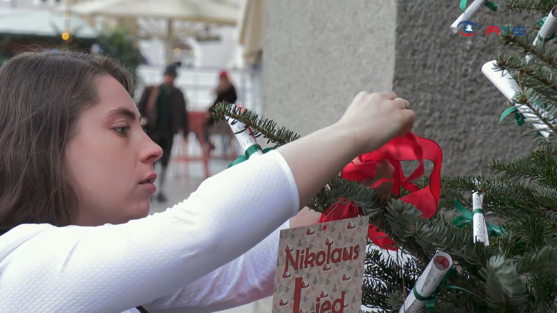 lieder-zum-pfluecken-die-weihnachtsliederbaeume-in-salzburg