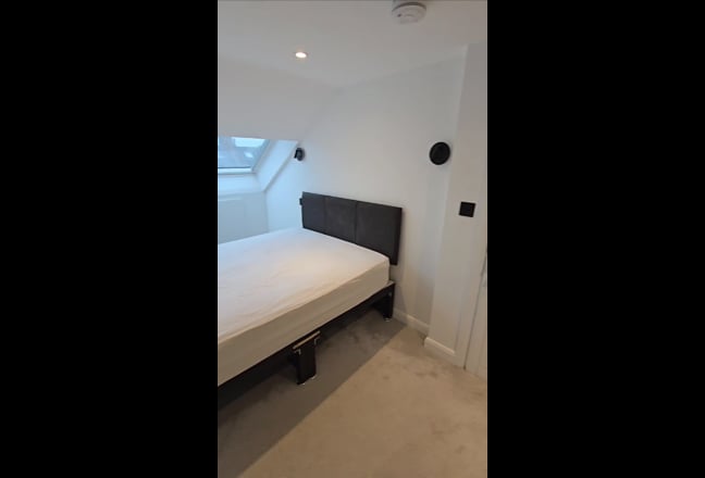 Spacious En Suite and Large Bedroom w/Balcony SW18 Main Photo