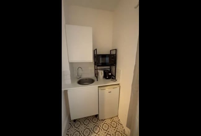 Nice single ensuite studio Main Photo