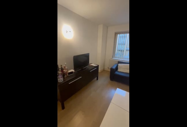 Room available in a spacious 3 bed flat Main Photo