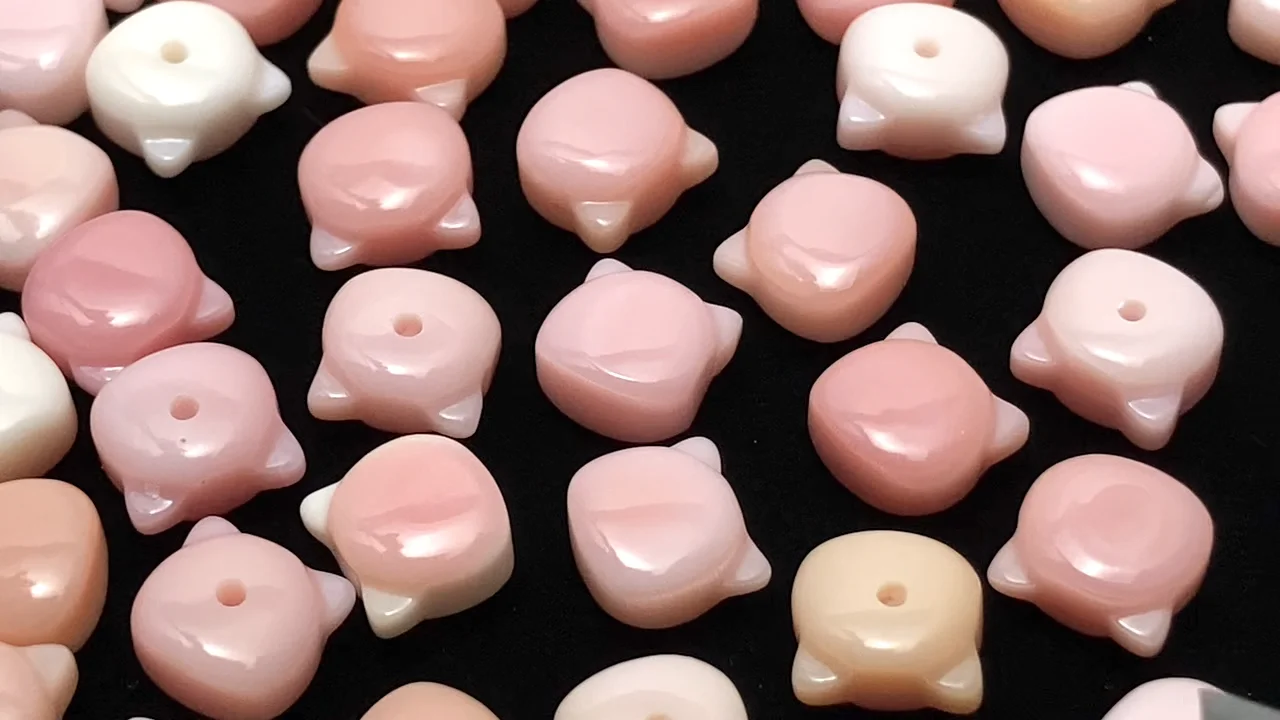 クィーンコンクシェル 猫モチーフ7×6.5mm 【片穴(裏面)】 1粒｜天然石