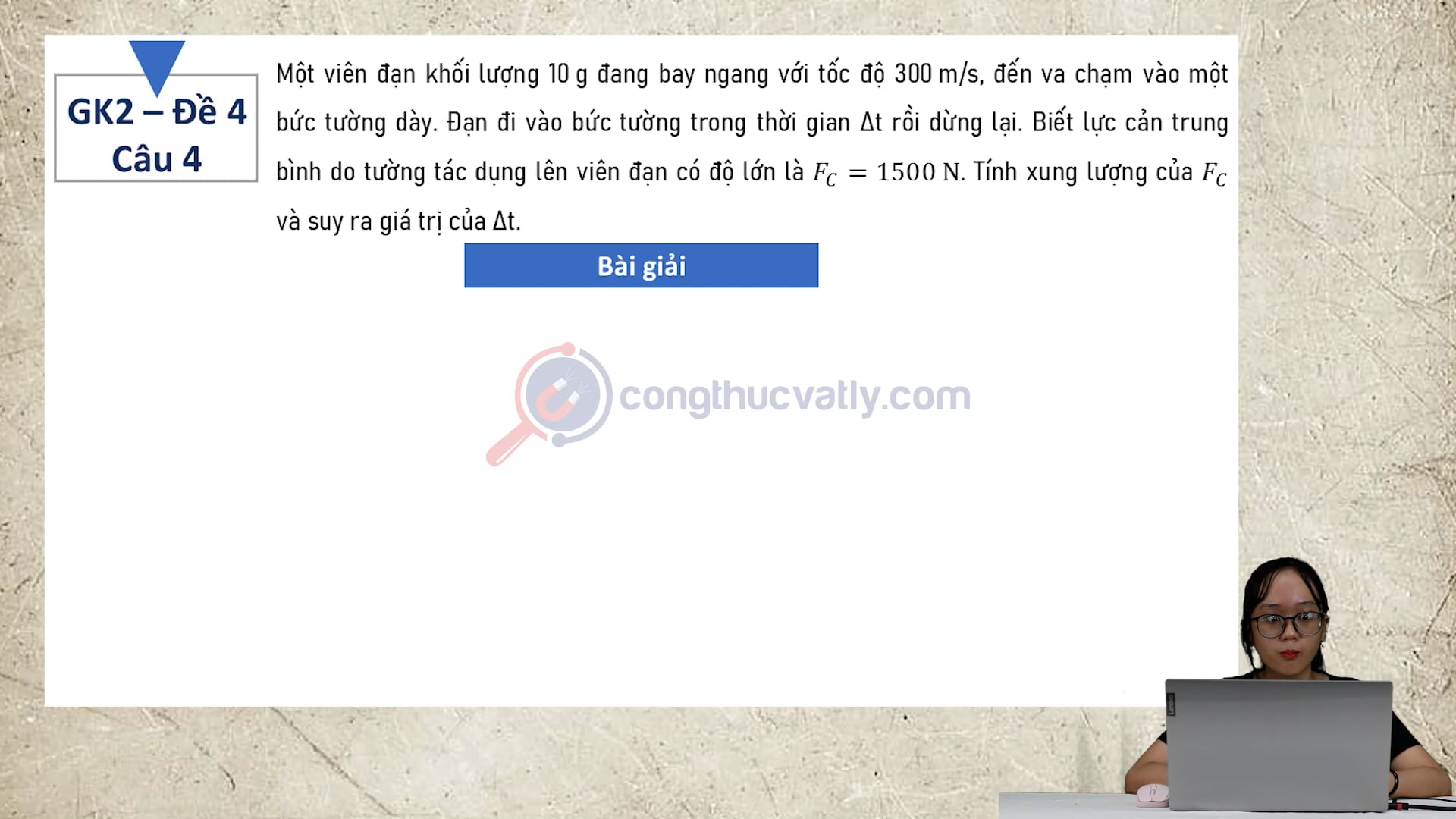 Một viên đạn khối lượng 10 g đang bay ngang với tốc độ 300 m/s, đến va chạm vào một bức tường dày.