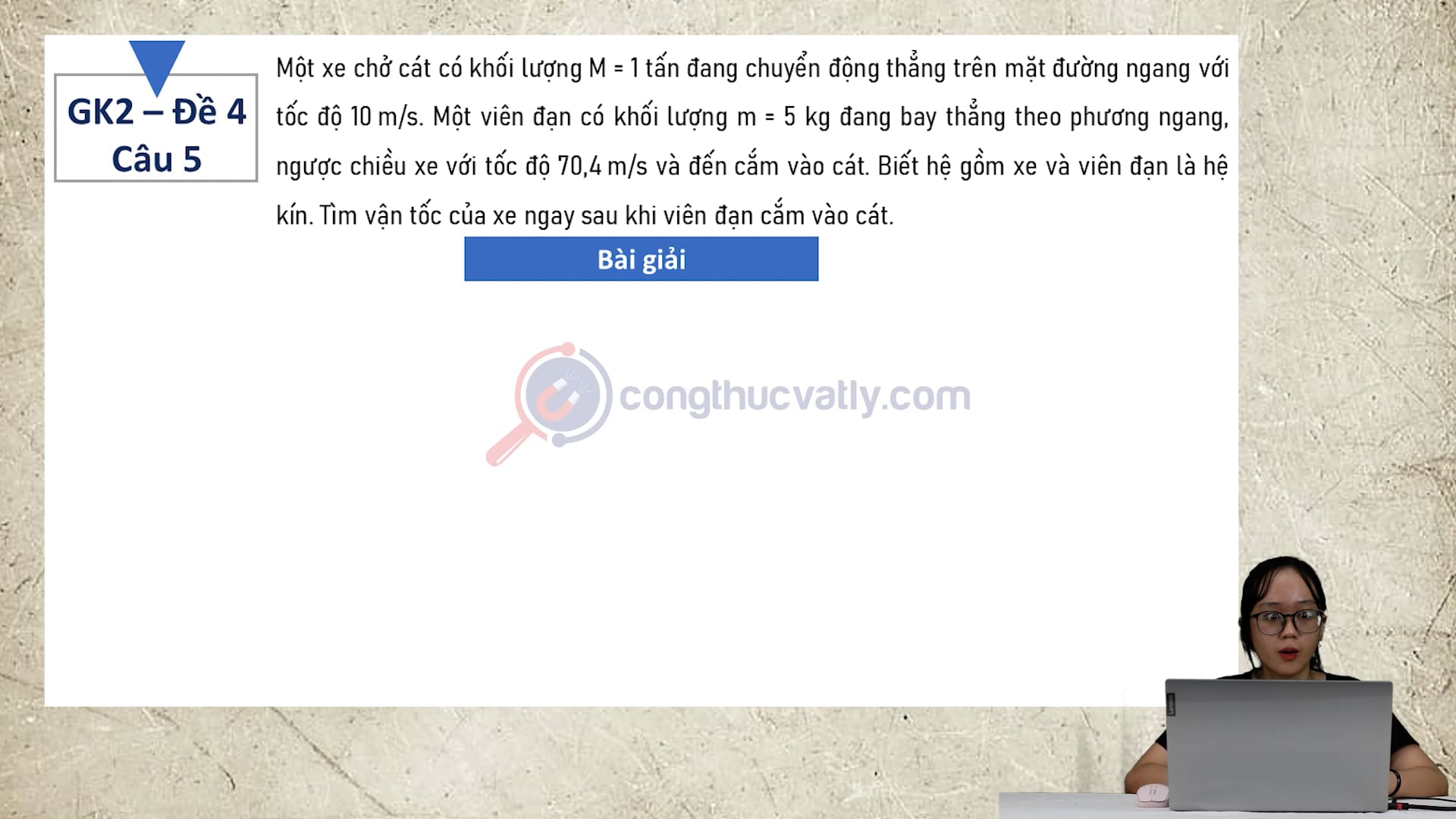 Một xe chở cát có khối lượng M = 1 tấn đang chuyển động thẳng trên mặt đường ngang với tốc độ 10 m/s.