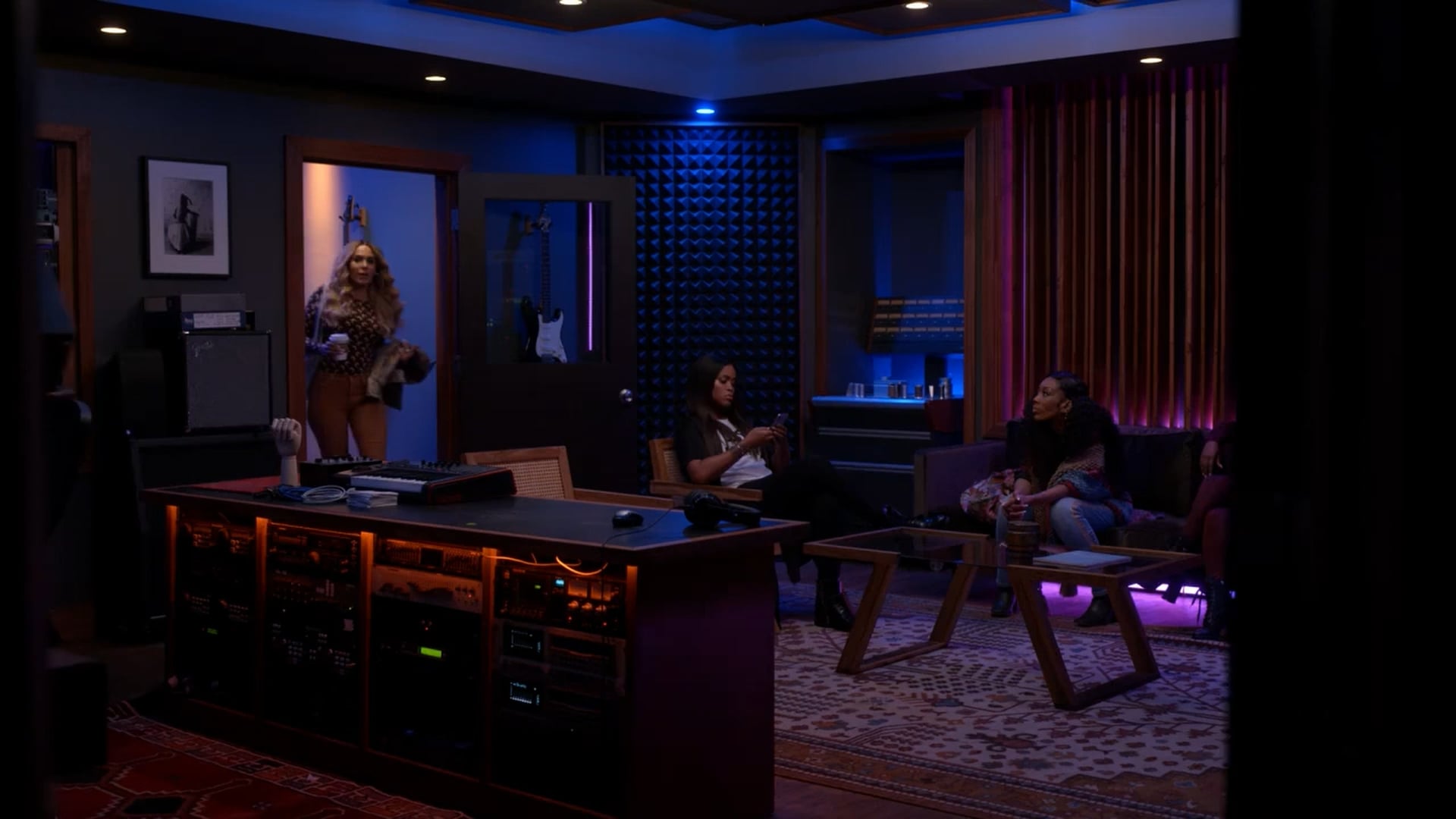Queens S1E6 "Behind the Throne"