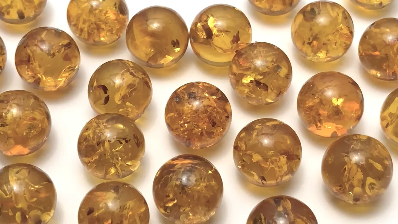 動画】バルティックアンバー(琥珀) 片穴ラウンド12mm弱 2粒 - 天然石