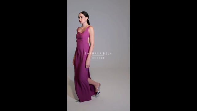 Vestido longo em crepe légère, decote reto.